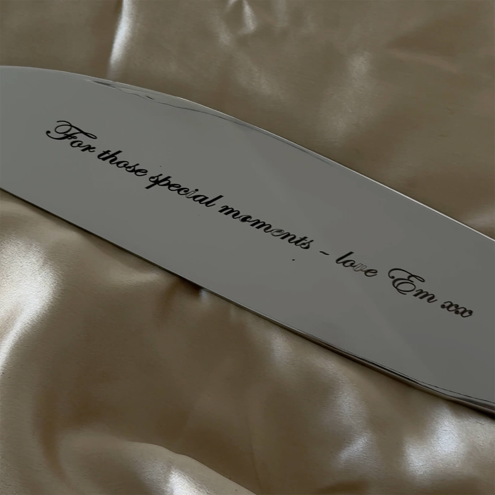 The SPLENDOUR Champagne Sabre by MOD LUXE – a personalised engraved stainless-steel champagne sabre showcasing refined craftsmanship, mirror-polished blade, and timeless luxury design.