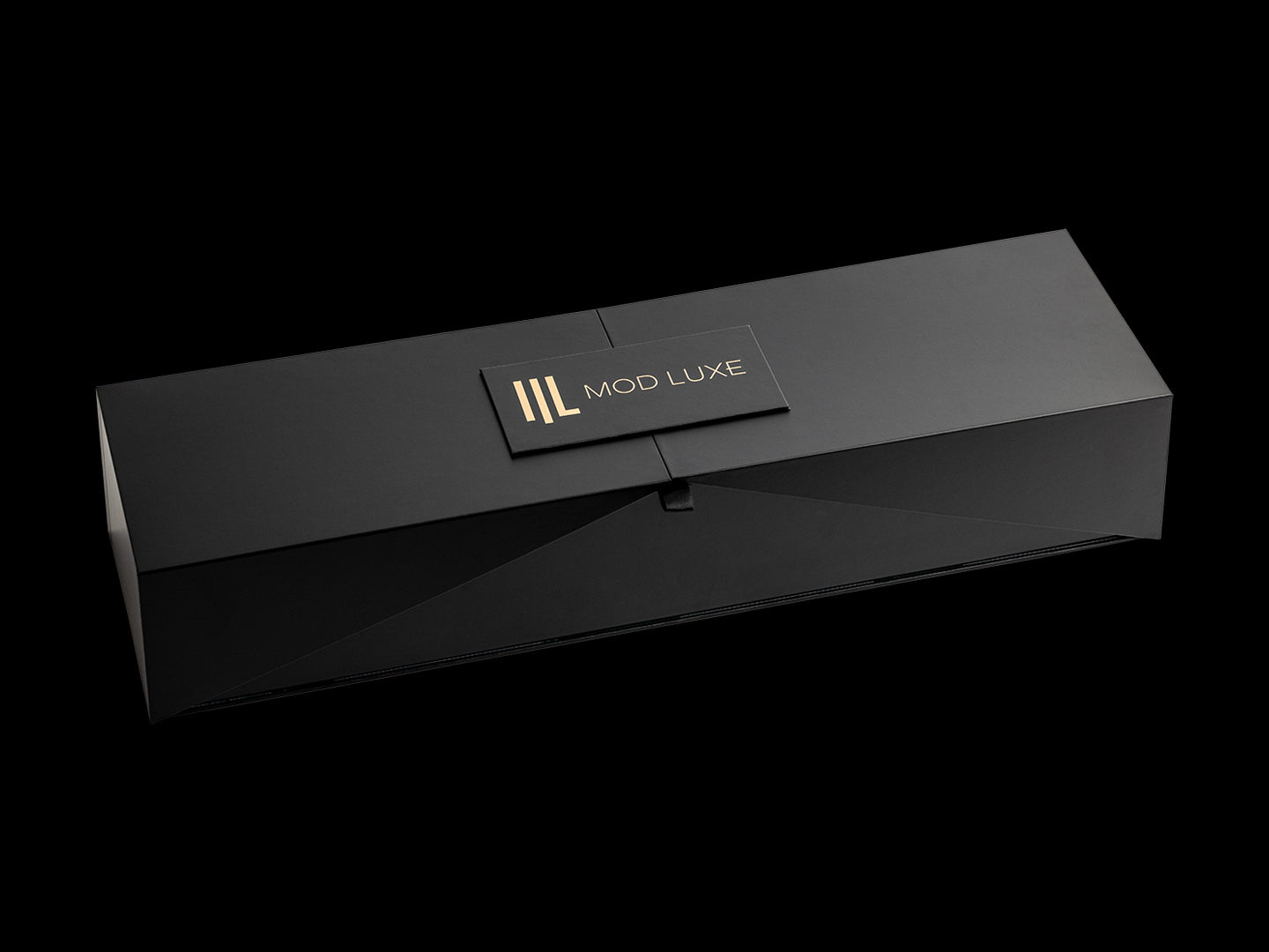 The SPLENDOUR Champagne Sabre arrives in a sleek, black gift box, ready for gifting. This luxurious presentation makes it the perfect present for any special occasion