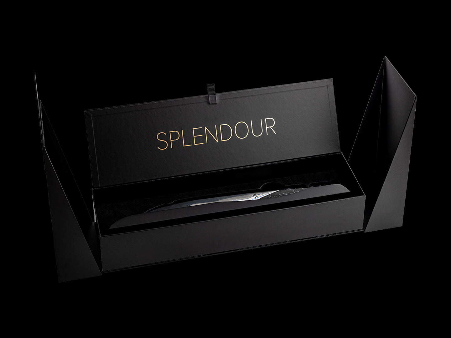 The SPLENDOUR Champagne Sabre by MOD LUXE arrives in a luxurious gift box, showcasing the elegant presentation and making it a truly special gift for any occasion."